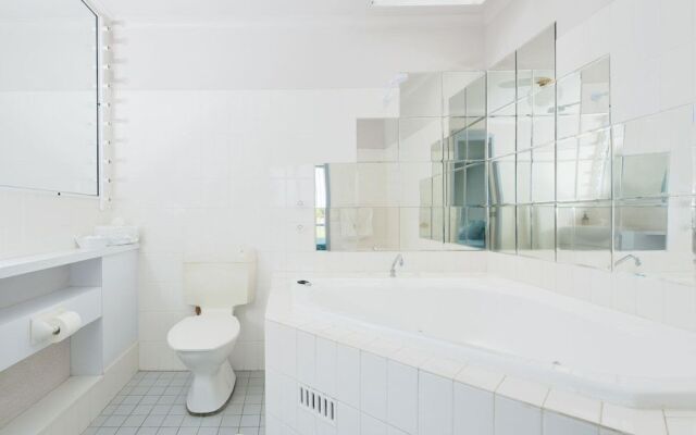 9 Cirrus at Fingal Bay