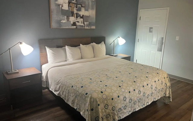HomeTowne Studios & Suites by Red Roof Charlotte - Ballantyne