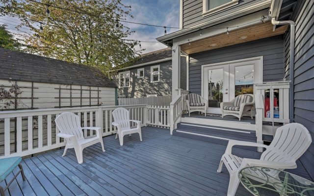 Sunny Seattle Home w/ Deck ~ 6 Mi to Downtown