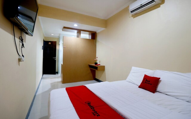 RedDoorz near ITC Cempaka Mas
