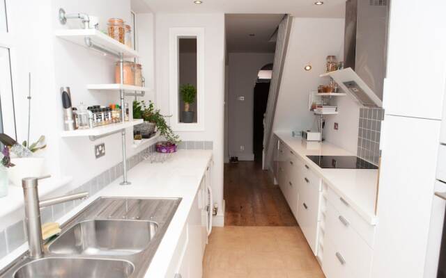 Charming 1 Bedroom House Close to City Centre