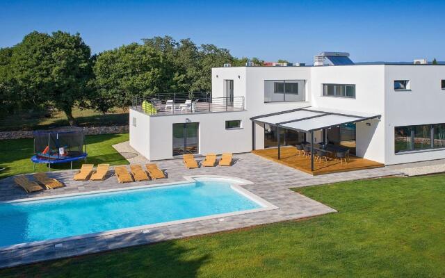 Lush Villa in Belavici with Pool & High-End Kitchen