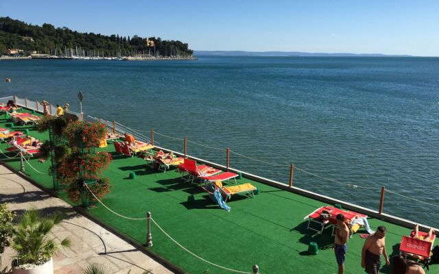 Hotel Riviera & Maximilians