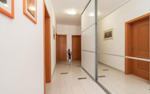 Centrally located apartment for 16