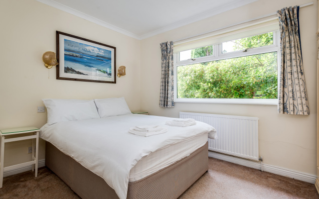 Spacious 1-Bedroom Flat with garden & free parking