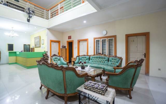 Hotel & Kost 37 by OYO Rooms