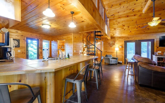 Okehi Pine Cabin With Wood Burning Fireplace and Outdoor Hot Tub by Redawning