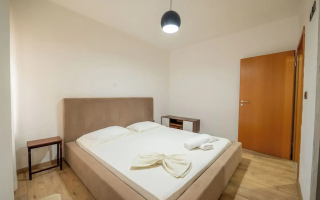 Tirent Apartment - Spacious 2-Bedroom Stay Near Liqeni i Thatë
