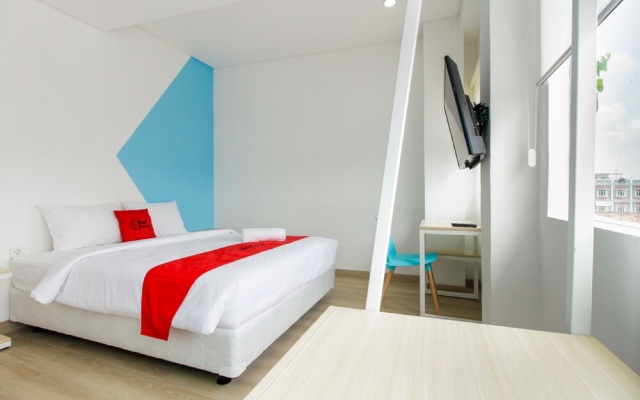 RedDoorz Plus near SoMa Rajawali Palembang – Guest Rooms – Palembang