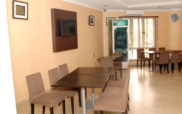 Kriscourt Hotel