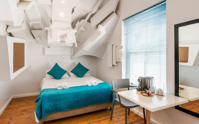 Daddy Long Legs Art Hotel