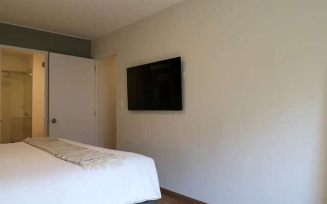 w Perfect 3BR With Balcony in Miraflores