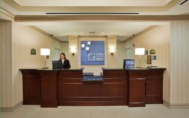 Holiday Inn Exp Suites Hazleton I-80