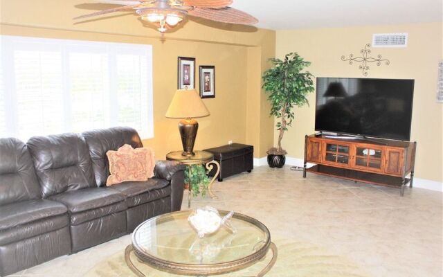 Jamaica Royale - 405 - 2 Br Condo