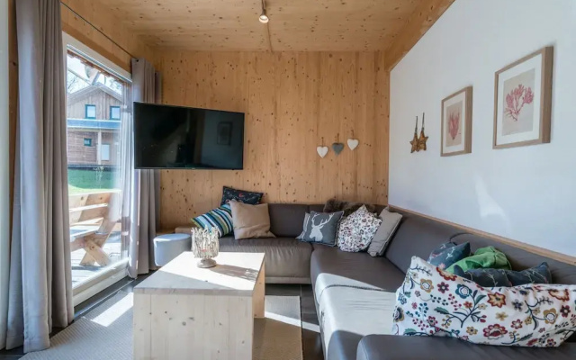 Spacious Chalet With hot tub