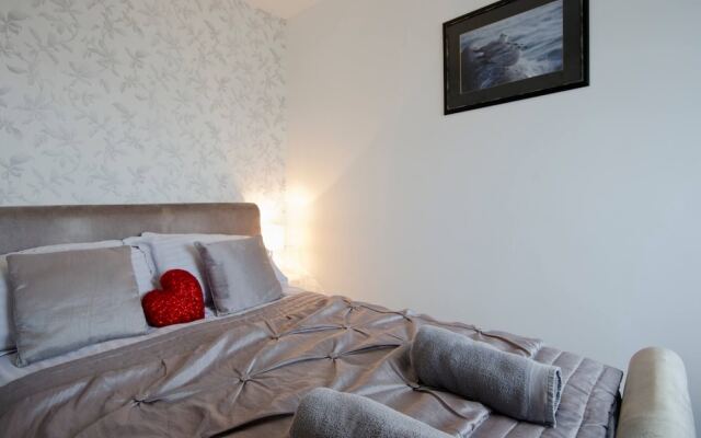 Seaview Regency Apartment With Private Parking