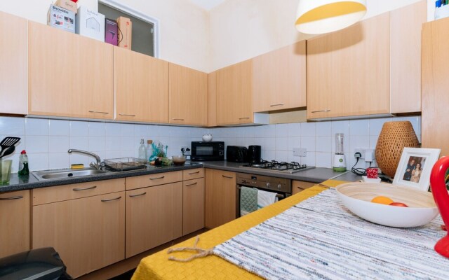 Spacious 4 Bedroom Apartment Near The Meadows/old Town