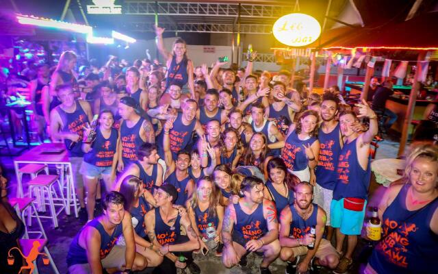 Balcony Party Hostel Beachfront - Adults Only