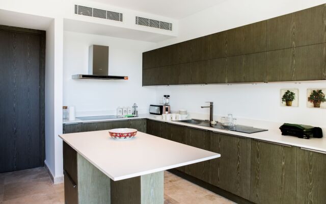 Important Group Villa Prestige