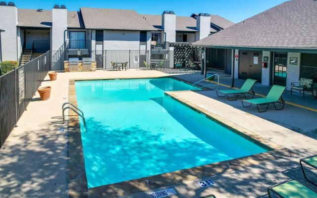 6 Mi to At&t Stadium: Grand Prairie Apt w/ Balcony