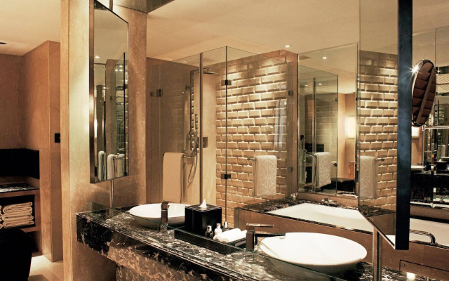 Taj Lands End