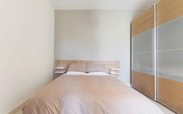 Modern 3BD Apartment with Wide Balcony