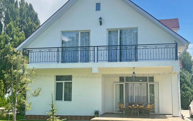 Gostevoi dom na beregu ozera Issyk-Kul