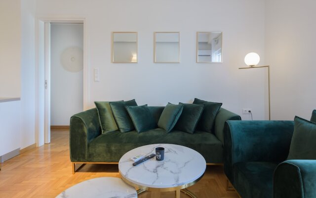 Lush Emerald apt in the heart of Athens