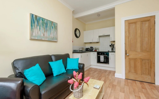 Cosy 1 Bedroom Flat With View of Union Canal