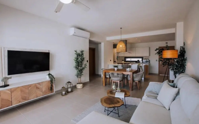 Amazing Condo With Picuzzi Steps From the Beach