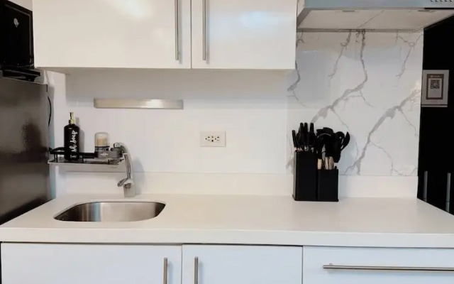 Stunning 42nd Floor Apt With Netflix