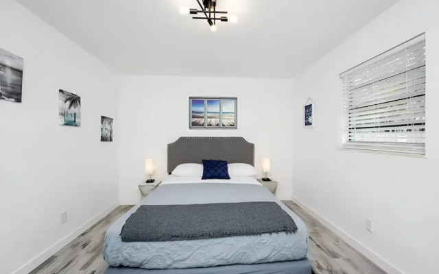 Luna Beach House in Hollywood