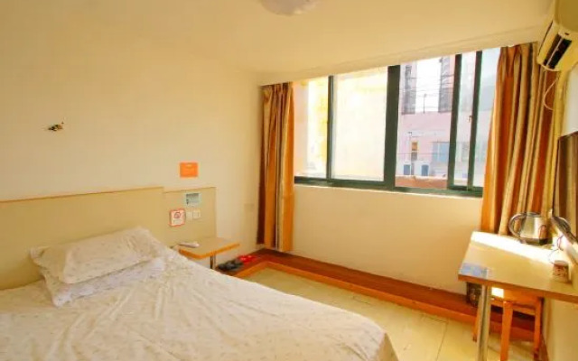 Pengyi Hotel (Shanghai No.9 People's Hospital Xizang South Road Subway Station)