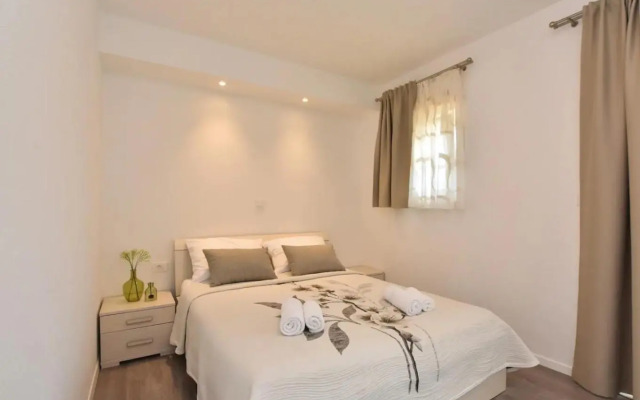 Holiday house with a swimming pool Dugopolje, Zagora - 19033