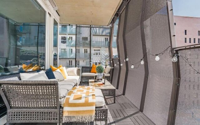 Modern and luxurious 2 Bed Room with west facing balcony in OSLO BARCODE