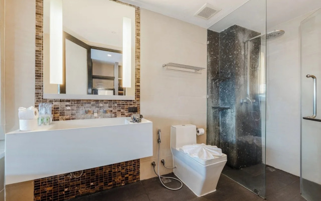 1BR with Pool 3 Min Walk to Beach  C197