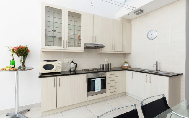 DejaBlu Beach Apartment by CTHA