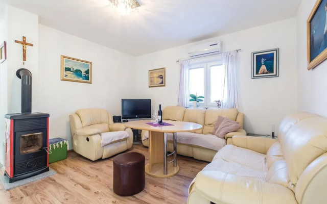 Amazing Home in Jurdani With Wifi and 4 Bedrooms
