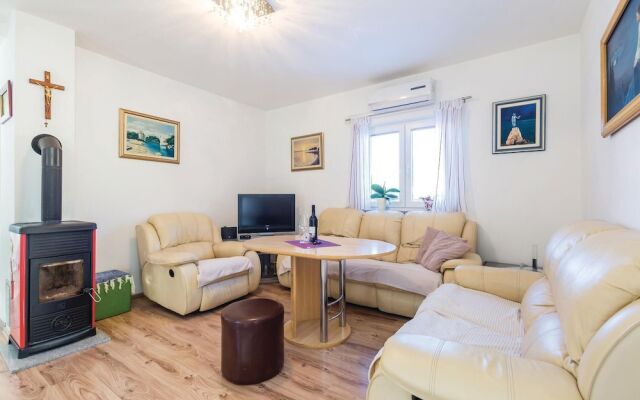 Amazing Home in Jurdani With Wifi and 4 Bedrooms