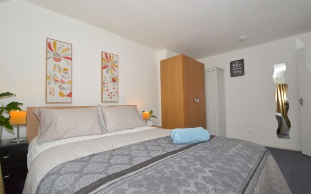 Charming 5-bed House in City Center and Car Park