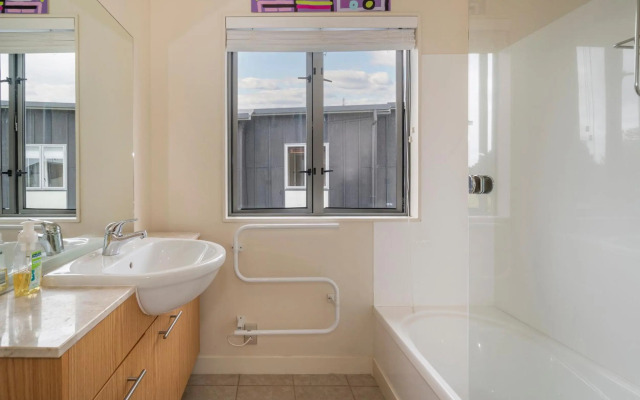 Hosts on the Coast Stay and Play