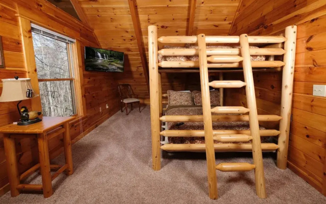 Smoky Treehouse Lodge #614
