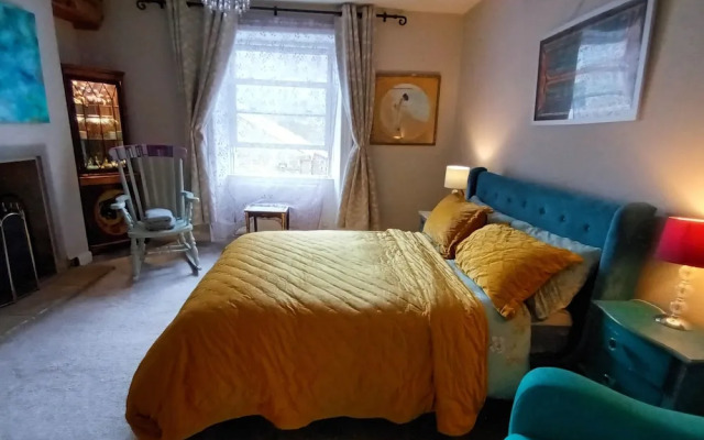 Hebden Bridge - House - Sleeps 8 - Pet Friendly