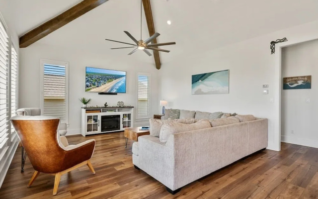 Tidewater 4 Bedroom Home by RedAwning