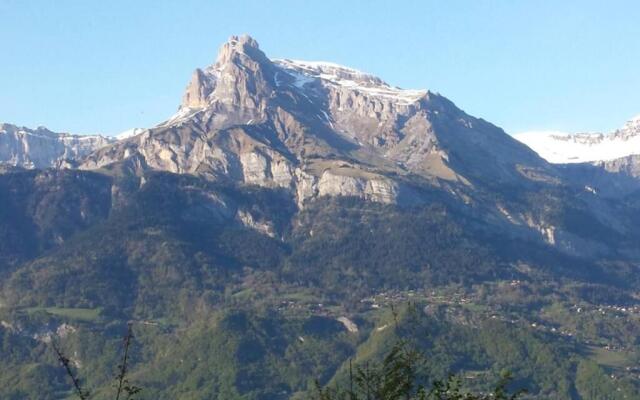 Appart en rez de jardin clos face au Mont BLANC