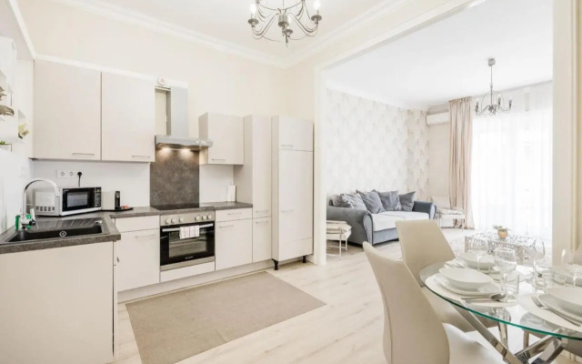 De Luxe 1-bedroom, 2-bathroom Condo in the Center