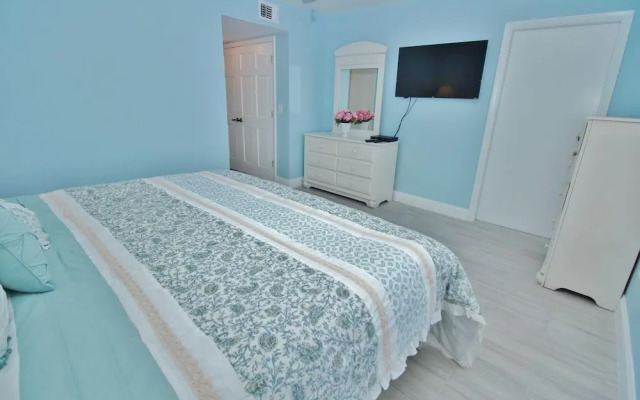 Sea Coast Gardens III 302