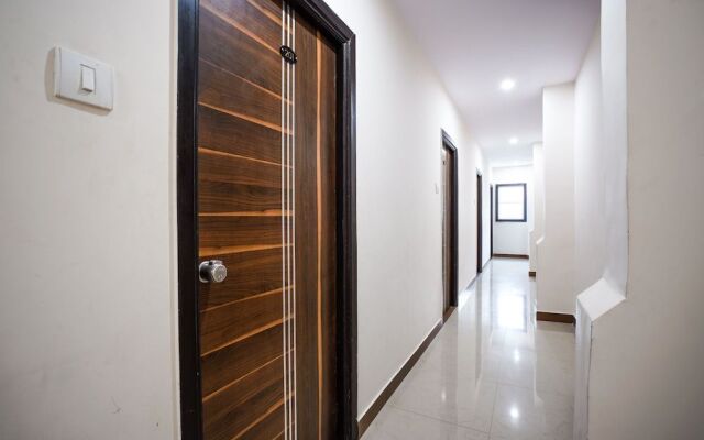 Oyo 18652 Hotel Golden Shah