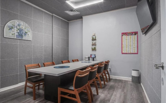 Cottonwood Suites Savannah Hotel & Conference Center