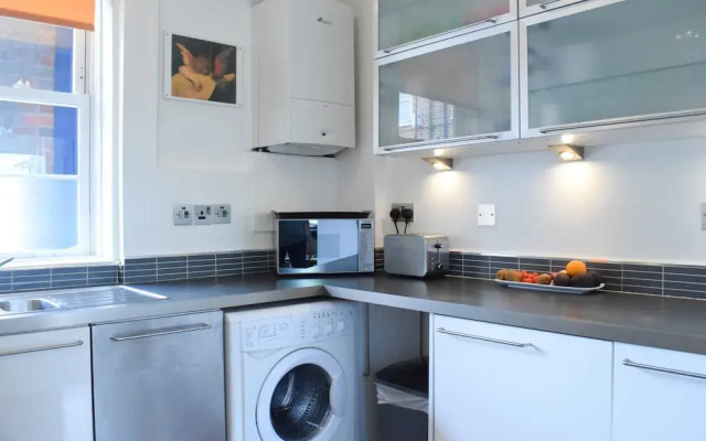2 Bedroom Flat Near Tower Hill